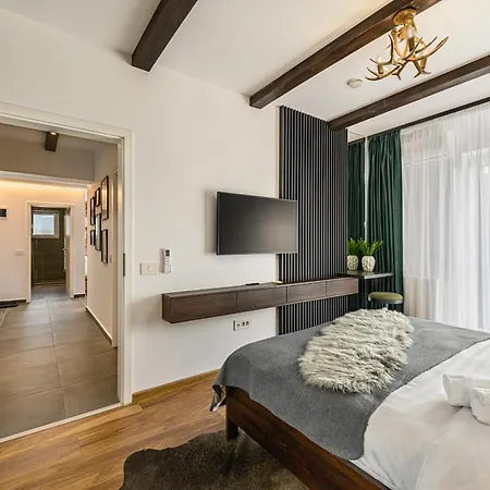 Mountain View & Sunset - Underground Parking Apartment Brasov