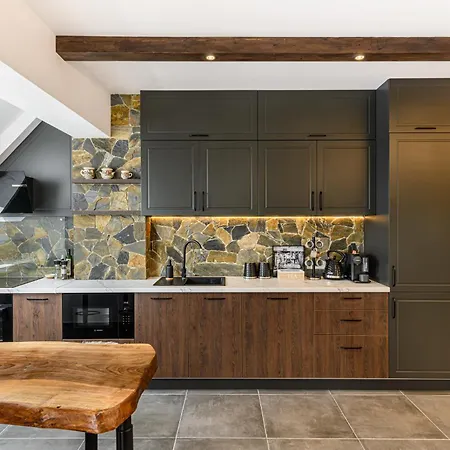 Mountain View & Sunset - Underground Parking Apartment