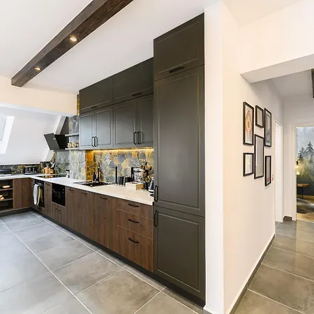 Mountain View & Sunset - Underground Parking Apartment